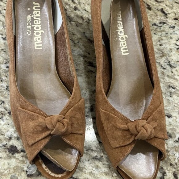 Vintage California Magdesians Tan Suede Peep Toe Heels Bow Size 6M Brown Shoe - Picture 1 of 11